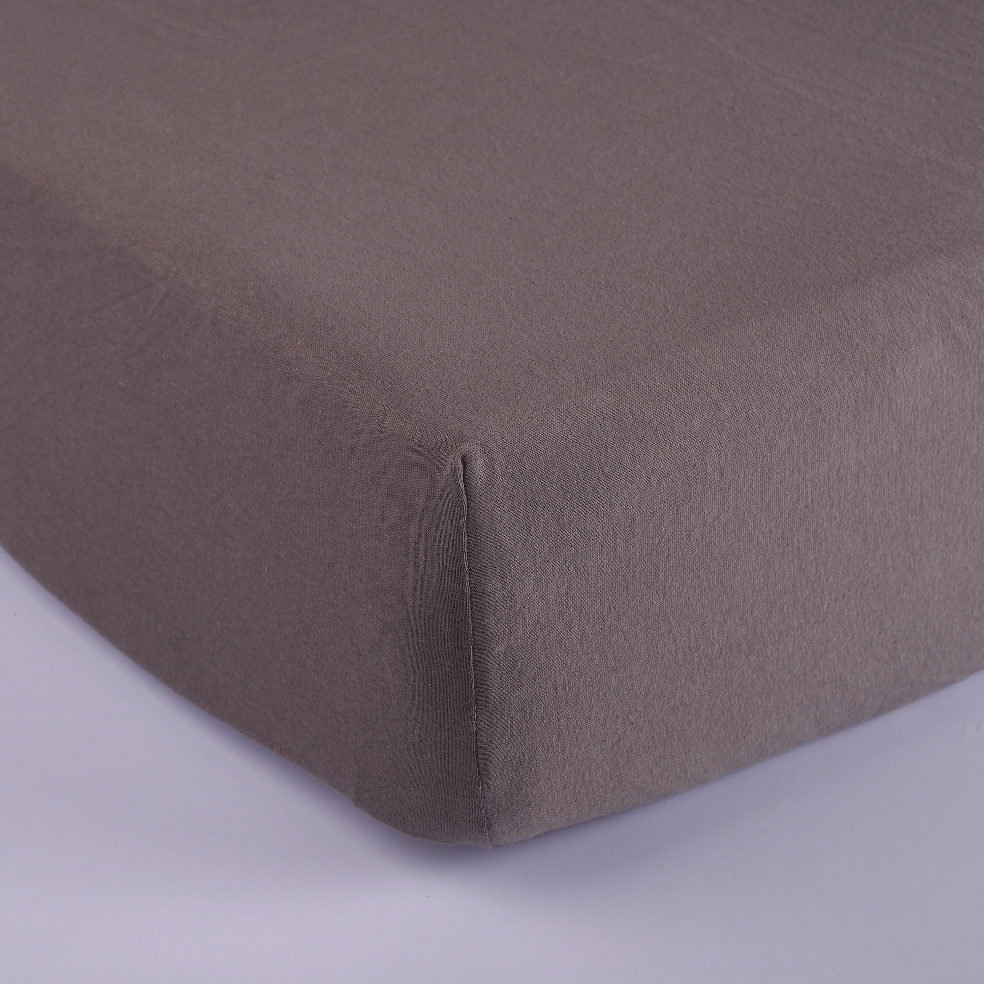 Grey Jersey fitted sheets underneath grigio Maè