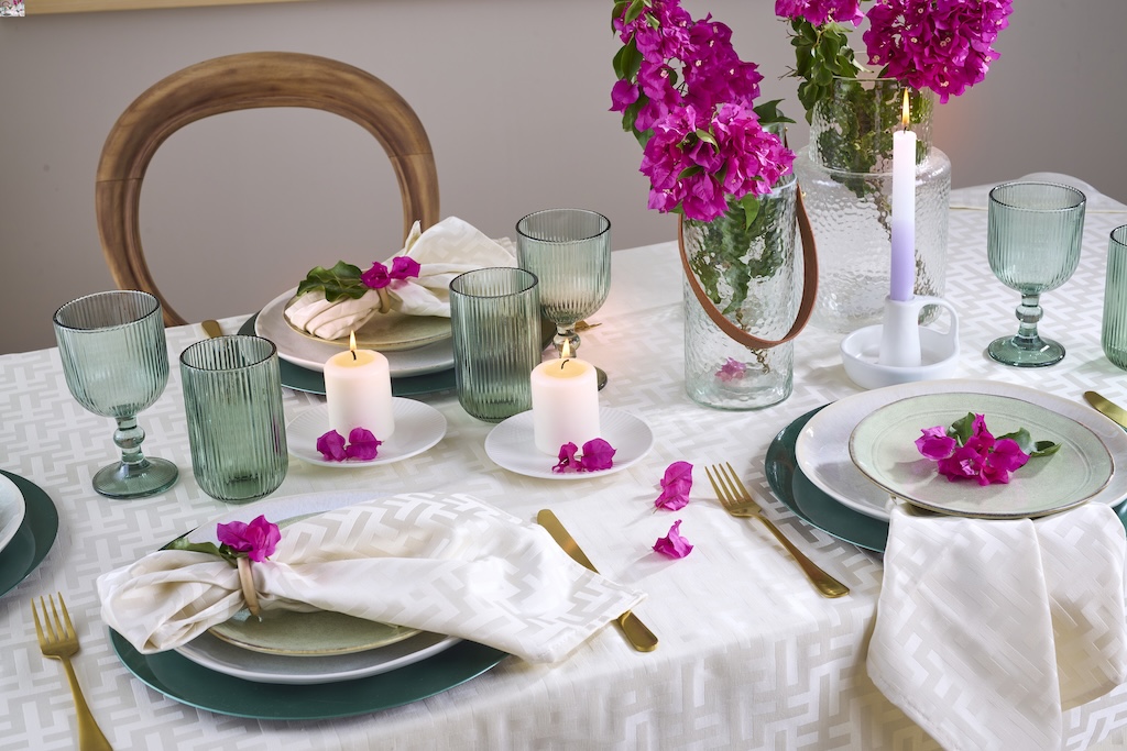 Macchia di vino rosso sulla tovaglia: rimedi e consigli